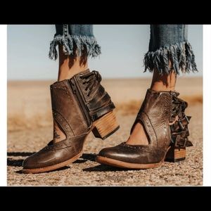 Freebird Desert Stone shoe size 6 New with minor details